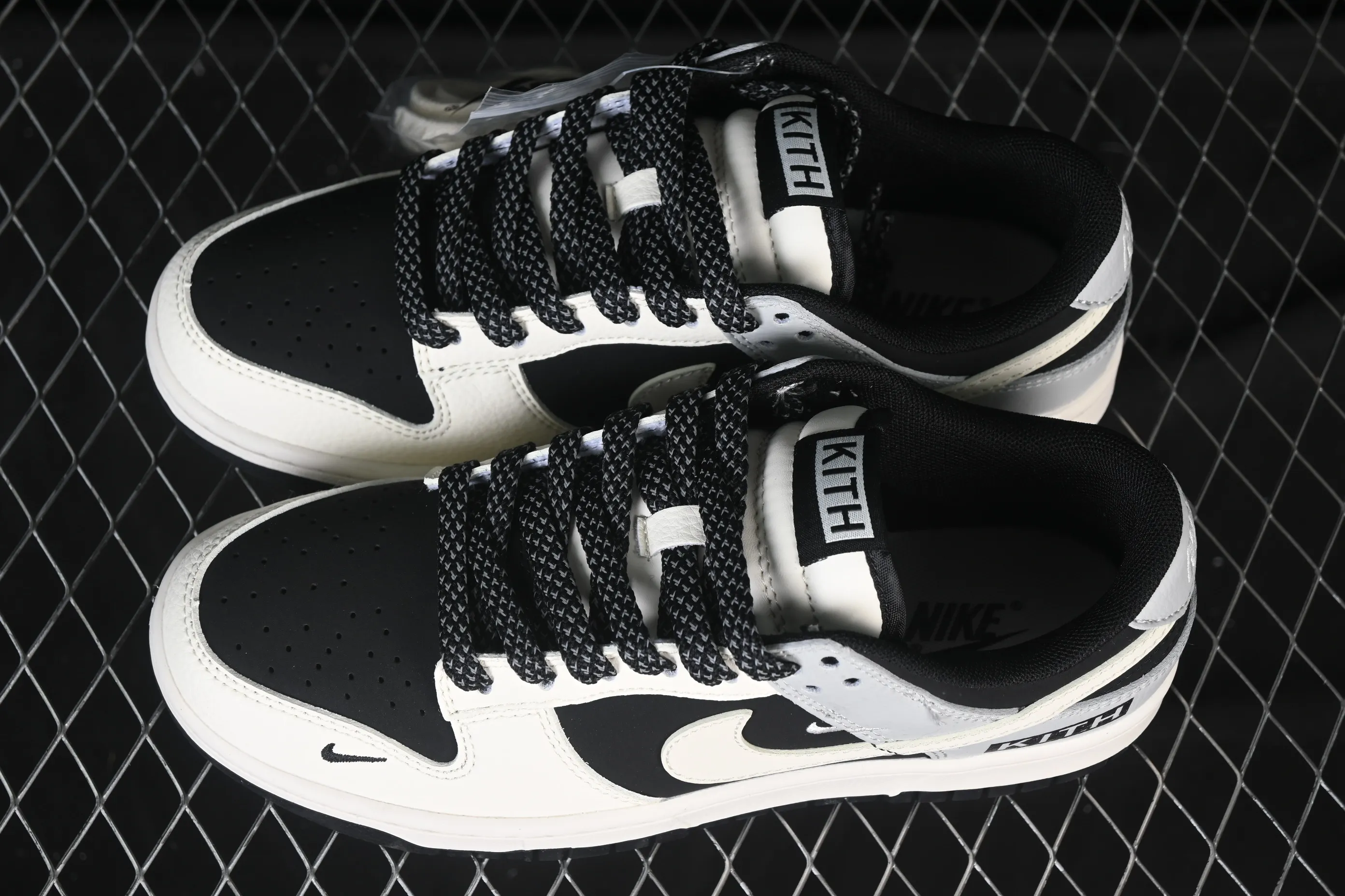 All categories Nk SB Dunk Series Nk SB Dunk Low High-end customized low-top sneakers Nike SB Dunk Low Kith joint beige black and gray three hooks Air Force One low-top casual sneakers QW5836-012